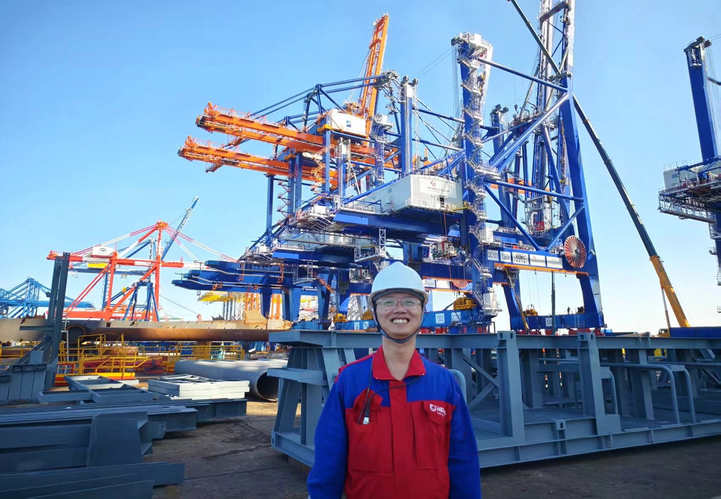 Advisor standing in a port